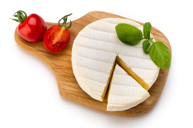 Pezzo di formaggio camembert isolato su bianco