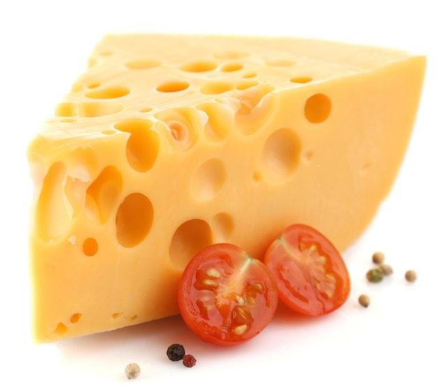 Pezzo di formaggio e pomodori isolati su bianco