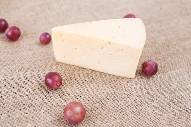 Pezzo di formaggio e uva fatti in casa, vista dall'alto