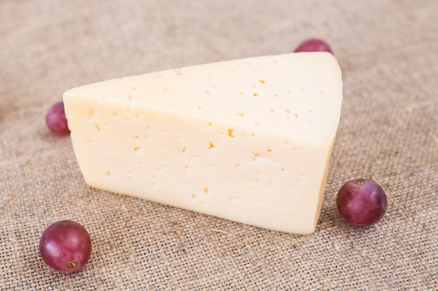 Pezzo di formaggio e uva fatti in casa, vista dall'alto.