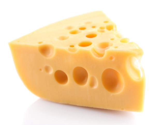 Pezzo di formaggio isolato su bianco