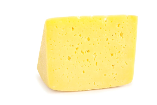 Pezzo di formaggio isolato su sfondo bianco