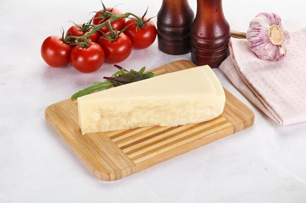 Pezzo di formaggio parmigiano duro italiano