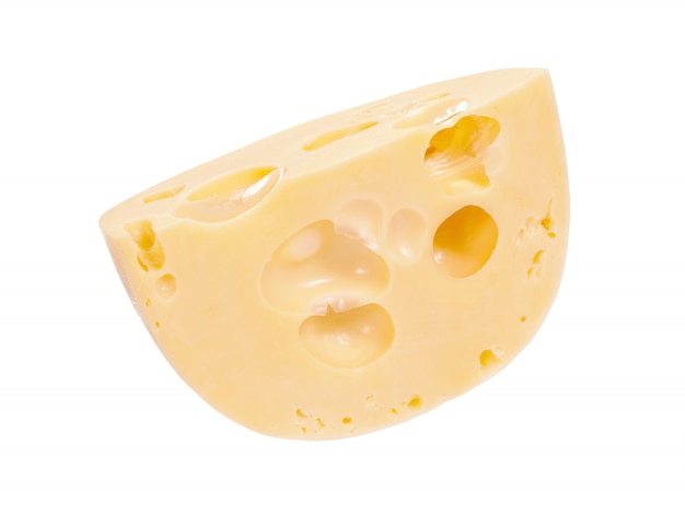 Pezzo di formaggio vicino isolato su uno sfondo bianco