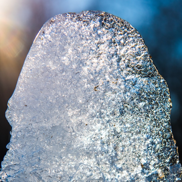 Pezzo di ghiaccio alla luce del sole