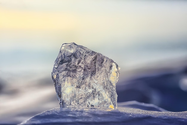 pezzo di ghiaccio baikal su ghiaccio, natura stagione invernale acqua cristallina trasparente all'aperto