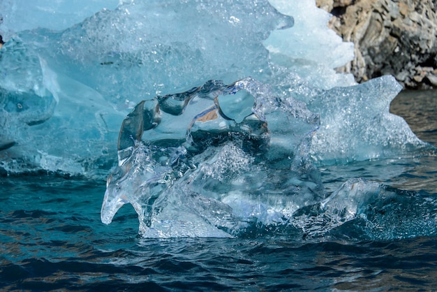 Pezzo di ghiaccio in acqua pulita. Iceberg.