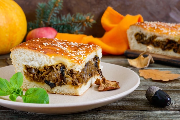 pezzo di gustosa torta con cavolo e funghi di bosco