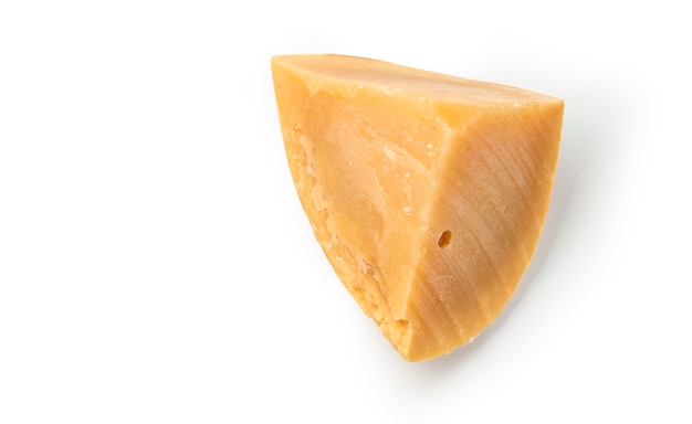 Pezzo di parmigiano isolato su bianco