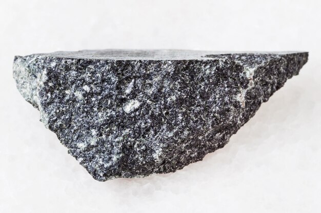 Pezzo di pietra diabase di dolerite su bianco