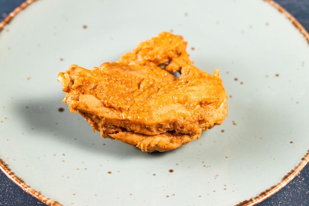 Pezzo di pollo fritto croccante in un piatto isolato su sfondo di marmo vista dall'alto fast food