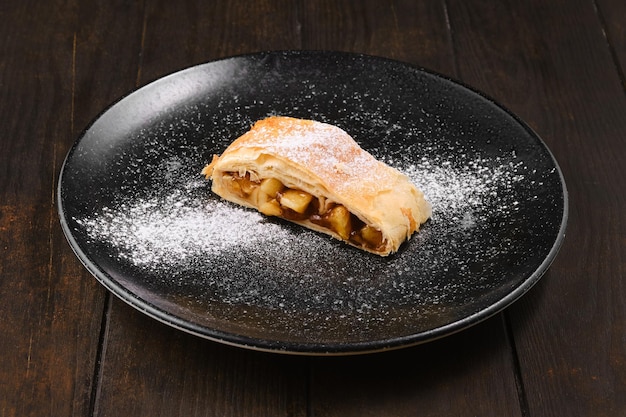 Pezzo di strudel di mele su un piatto