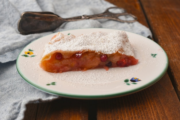 Pezzo di strudel di mele tradizionale Apfelstrudel