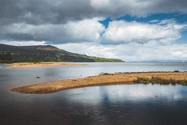 Pezzo di terra tra il mare calmo. Irlanda del Nord