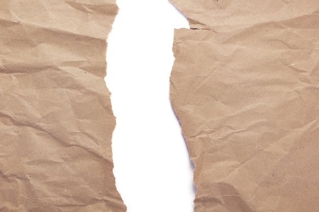 Pezzo di texture di carta stropicciata o stropicciata isolato su sfondo bianco