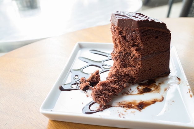 Pezzo di torta al cioccolato con sciroppo di cioccolato caldo