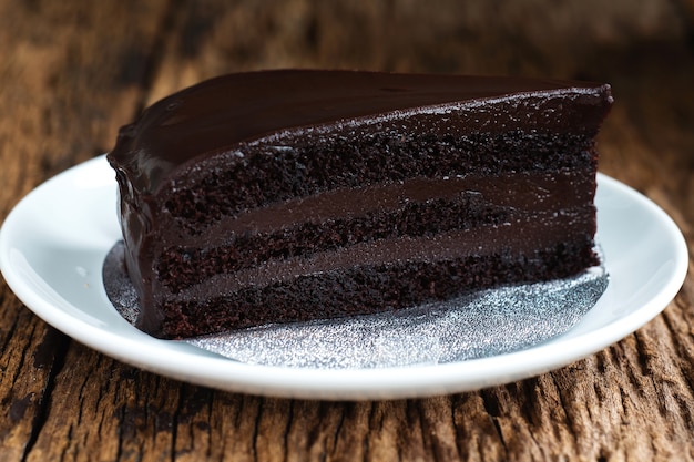 Pezzo di torta al cioccolato dessert sul piatto bianco.