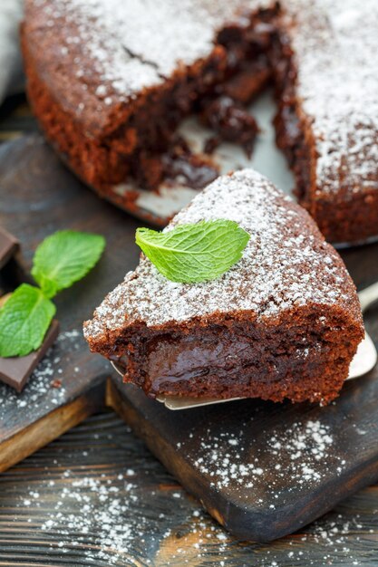 Pezzo di torta al cioccolato spolverata di zucchero a velo