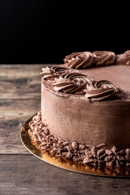 Pezzo di torta al tartufo al cioccolato sul tavolo di legno