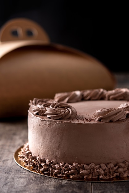 Pezzo di torta al tartufo al cioccolato sul tavolo di legno