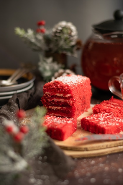 Pezzo di torta alla fragola e tè ai frutti rossi, con decorazioni invernali