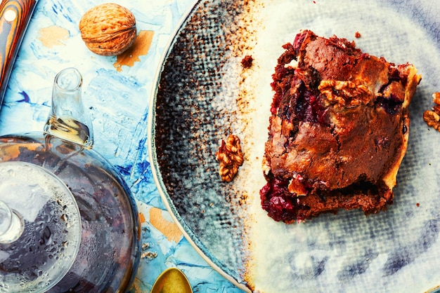 Pezzo di torta con ciliegie al cioccolato e noci Torta di marmo dolce Cupcake al cioccolato