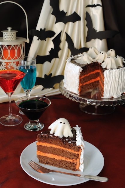 Pezzo di torta con marzapane al cioccolato con un fantasma su una tavola festiva