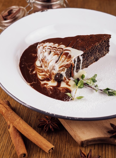 Pezzo di torta di brownie al cioccolato vista dall'alto