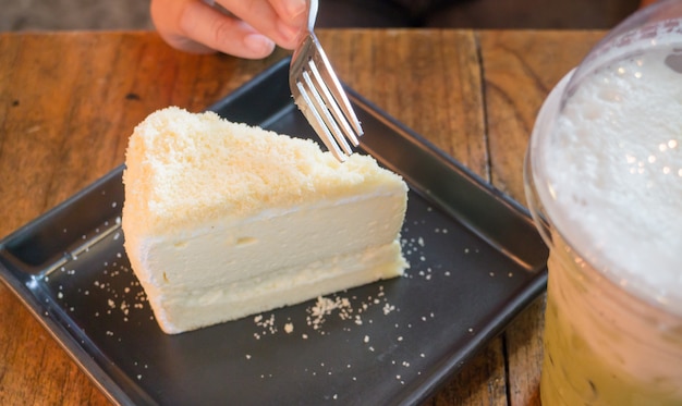 Pezzo di torta di formaggio fatto in casa