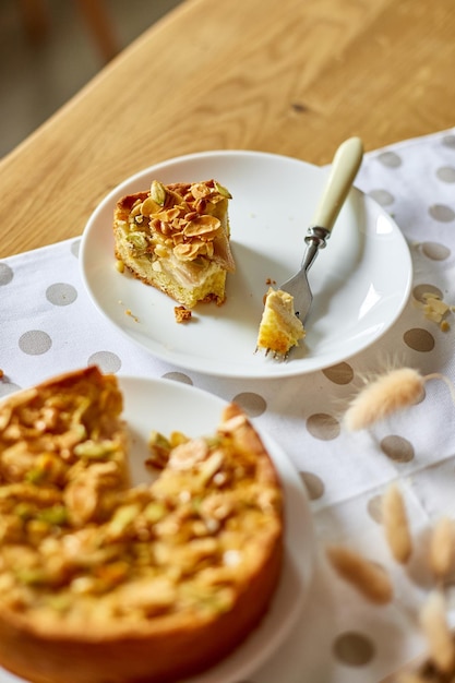 Pezzo di torta di mele o pere con noci caramellate sulla vista dall'alto dello spazio della copia del tavolo di legno