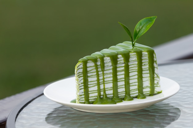 Pezzo di torta di tè verde sul tavolo di vetro