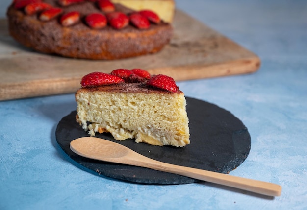 Pezzo di torta fatta in casa con fragole fresche