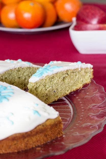 Pezzo di torta fatta in casa con il concetto di Natale alla menta Luce di mandarini sfocata sullo sfondo di capodanno