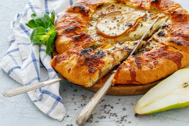 Pezzo di torta fatta in casa Galette con pera e lavanda