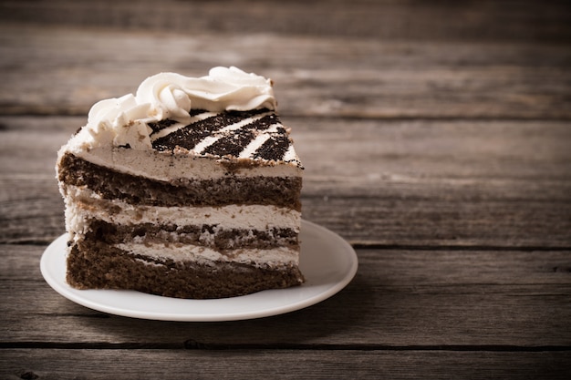 Pezzo di torta sul tavolo di legno