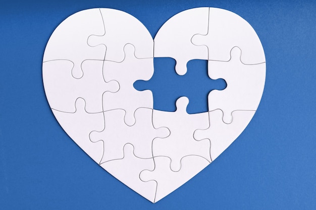 pezzo mancante del puzzle a forma di cuore sul blu