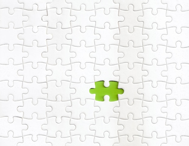 Pezzo mancante del puzzle con un colore verde come sfondo