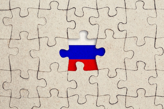 Pezzo mancante del puzzle e bandiera russa.