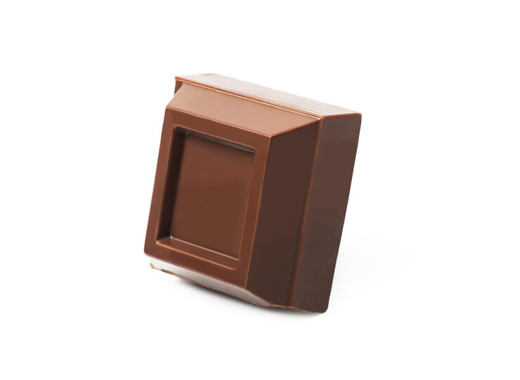 Pezzo quadrato di cioccolato isolato su sfondo bianco