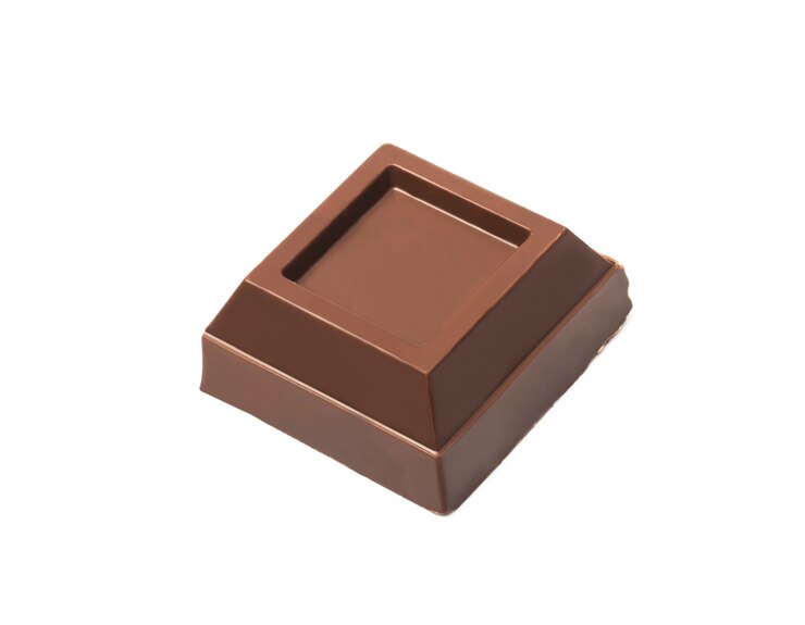 Pezzo quadrato di cioccolato isolato su sfondo bianco