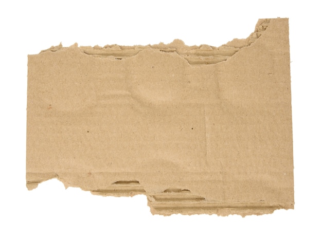 Pezzo strappato di cartone ondulato isolato su sfondo bianco, da vicino