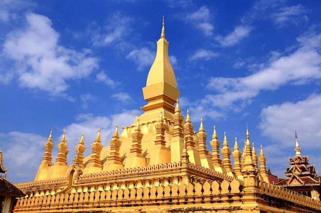 Pha That Luang è un grande stupa buddista coperto d&#39;oro nel centro di Vientiane, Laos.