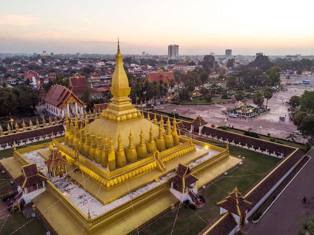 Pha That Luang è un grande stupa buddista ricoperto d'oro ed è il monumento nazionale più importante del Laos e un simbolo nazionale. Vientiane, Laos. vista dall'alto