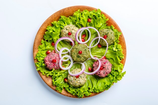 Phali snack a forma di palline colorate a base di verdure spinaci, cavolfiori e barbabietole. Il piatto è simile a un paté con salsa di aglio, noci e luppolo suneli.