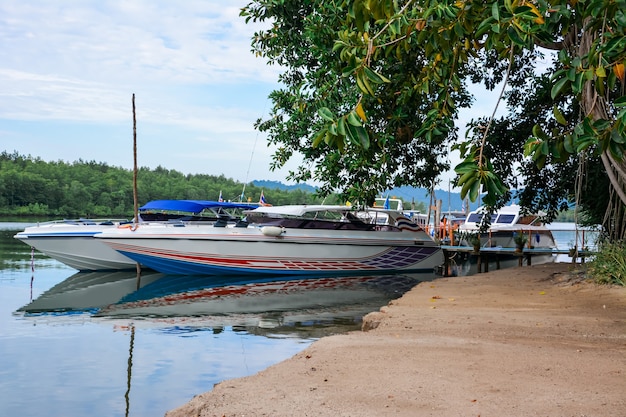 Phang Nga / Thailandia - 23 dicembre 2015. Molo di Tab Lamu, Thai Mueang. Fiume Thab Lamu. Viaggia su yacht ad alta velocità per le isole. Tour dell'isola. Escursioni in barca e trasporto acqueo.