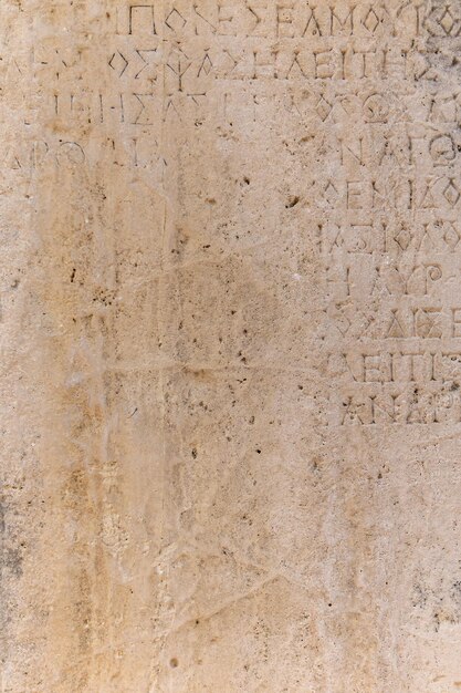 Phaselis, Turchia - 8 novembre 2021: antica iscrizione greca sulla pietra quasi cancellata dal tempo