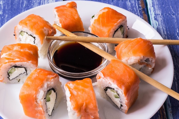 Philadelphia Maki Sushi a base di salmone crudo fresco, crema di formaggio e cetriolo con salsa di soia