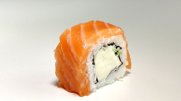 Philadelphia roll sushi con salmone. Cibo giapponese.