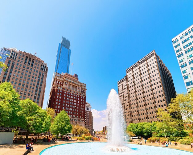Philadelphia, USA - 4 maggio 2015: Fountain in Love Park nel centro della città di Philadelphia, Pennsylvania, USA. Turisti nel parco.