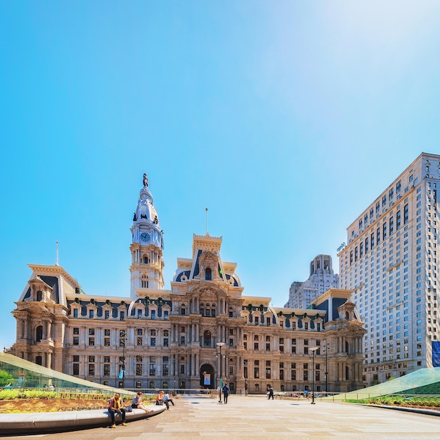Philadelphia, USA - 4 maggio 2015: Municipio di Filadelfia con i turisti sulla Penn Square. Pennsylvania, Stati Uniti.